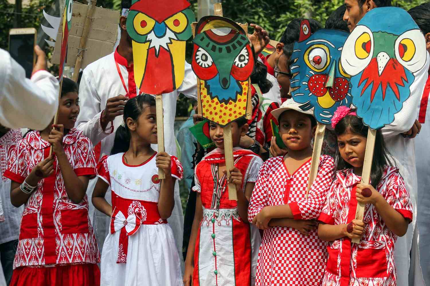 Bangladeshi_children_with_Pohela_Boishakh_placard_at_Pohela_Boishakh_celebration_02-150kb